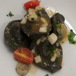 Tortelli al nero di seppia con ripieno di crudo di canocchia e mazzancolla dell’adriatico e zenzero, salsa di carapaci con vongole e seppia arrostita - ricetta di Paolo Piaggesi