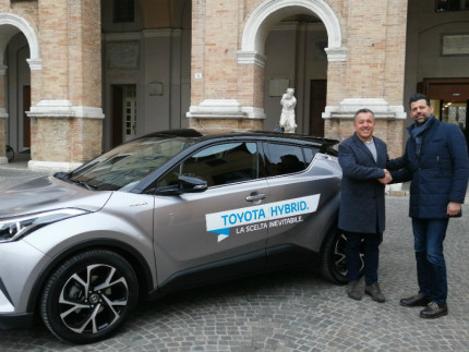 Consegnata al Comune una nuova auto ad alimentazione ibrida