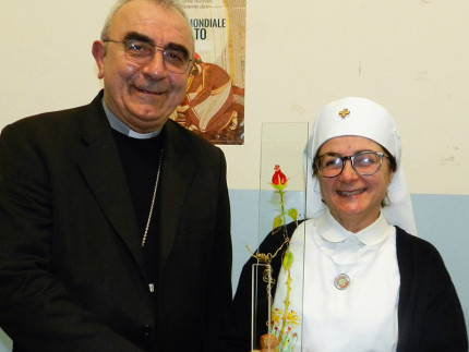 ll vescovo Manenti porge il premio Master Mastrucci alla presidente Unitalsi Magagnini