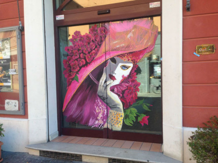 Una delle vetrine decorate a Fano