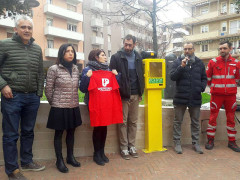 Nuovo defibrillatore in piazza Redi a Pesaro