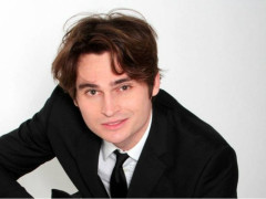 Angelo Duro in scena a Senigallia con “Perché mi stai guardando?”