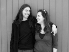 lisa Ridolfi voce, percussioni, chitarra e cajon e Stefania Paterniani pianoforte, voce e percussioni