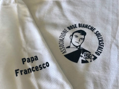Rose Bianche sull’Asfalto da Papa Francesco