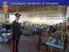 Controlli dei Carabinieri in laboratorio di confezioni