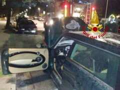 auto in fiamme sul lungomare Da Vinci
