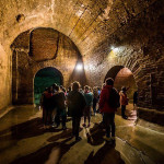 Turisti alle Cisterne Romane di Fermo