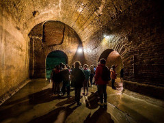 Turisti alle Cisterne Romane di Fermo