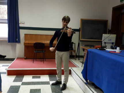 Al Liceo Classico Perticari il giovane violinista e attore Leonardo Mazzarotto