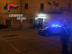 Carabinieri sul posto dopo attacco con esplosivo al bancomat a Castelleone di Suasa