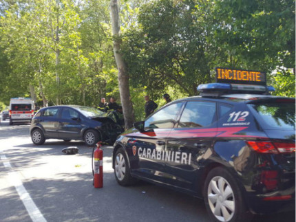 Auto contro un albero: incidente in via Capanna