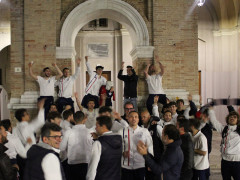 La festa di giocatori e staff e il Monc' in Piazza in rossoblù per la promozione della FC Vigor Senigallia