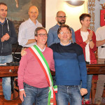 Passaggio di consegne ad Arcevia tra Andrea Bomprezzi e il nuovo sindaco Dario Perticaroli