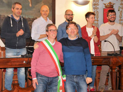 Passaggio di consegne ad Arcevia tra Andrea Bomprezzi e il nuovo sindaco Dario Perticaroli