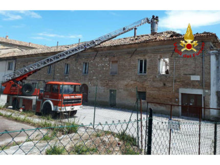 Crolla il tetto di un edificio in disuso in centro a Senigallia