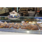 Il bancone dello Skizzo Bar di Senigallia pronto per la colazione