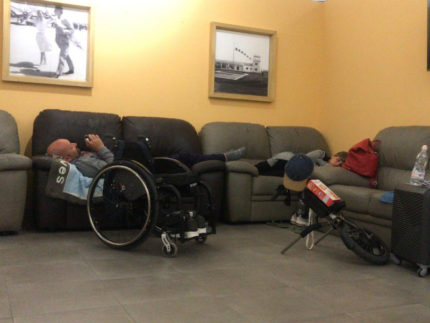 Michael Baioni Bechtold costretto a passare la notte sui divani dell'aeroporto