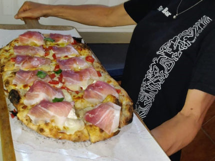 Pizza alla pala romana allo Skizzo Bar di Senigallia