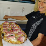 Qualità e passione per la pizza alla pala dello Skizzo Bar di Senigallia