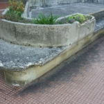 Manufatti in cemento ammalorati in un condominio di via Capanna