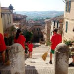 Giovani impegnati nel progetto "Ci sto? Affare fatica!" nel centro storico di Corinaldo