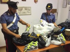 Merce sequestrata dai Carabinieri ai venditori abusivi