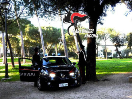 Gazzella e pattuglia Carabinieri