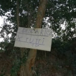 Il cartello ironico apparso nei pressi dei rifiuti abbandonati