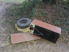 Un frigorifero ed un pneumatico abbandonato a Scapezzano