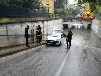 Allagamenti ad Ancona: auto bloccata in sottopasso a Vallemiano