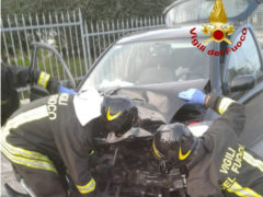 scontro frontale tra due auto in via della Marina