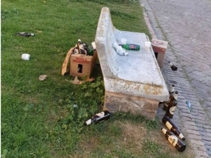 Foto Notizia: bottiglie vuote, cartacce ed immondizia lasciata in un panchina