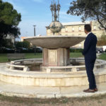 Mangialardi davanti alla Fontana dei Cavallucci Marini