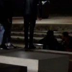 Giovani seduti sui binari della stazione di Senigallia - Foto da Facebook