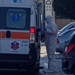 Operatori sanitari in tuta e mascherina scesi da ambulanza su lungomare Mameli