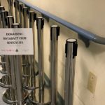 Paletti con nastro donati all'ospedale di Senigallia