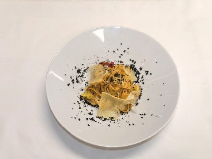 Tagliatelle al farro con stoccafisso, pecorino e crumble di olive nere - ricetta Insolito Bistrot