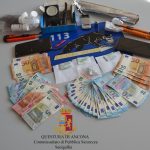 Stupefacenti, materiale vario e denaro sequestrati dalla Polizia