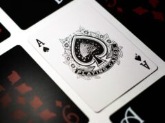 Gioco carte - Asso di picche - Carte da poker e Scala 40 - Photo by Esteban Lopez on Unsplash