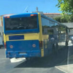 Autobus bloccato su rotatoria