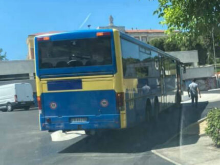 Autobus bloccato su rotatoria