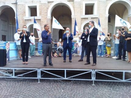 Ignazio La Russa in piazza Roma a Senigallia con i candidati di Fratelli d'Italia