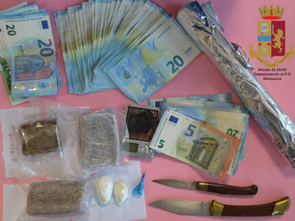 Sequestro stupefacenti e denaro da parte della Polizia