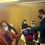 Riccardo Pizzi e Massimo Olivetti con Luca Meggiorin (in piedi) alla presentazione del nuovo inno della Vigor Senigallia