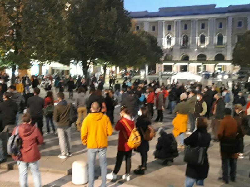 Tu ci chiudi, tu ci paghi: Manifestazione e corteo spontaneo ad Ancona