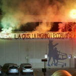 Fumogeni e striscioni dal tetto del conad di senigallia