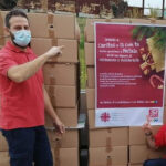 Alcuni ragazzi del Sì con te lo scorso Natale nel momento della consegna alla Caritas dei 96 pacchi dono