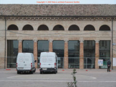 installate le vetrate nell'ex pescheria del Foro Annonario