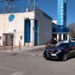 Carabinieri davanti al centro commerciale di via Abbagnano