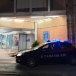 Auto dei Carabinieri davanti all'ingresso del Centro Il Maestrale sfondato dai ladri